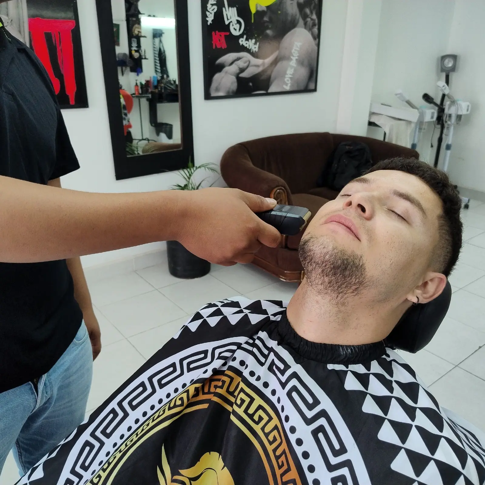 Barbero de GAIA perfilando la barba de un cliente